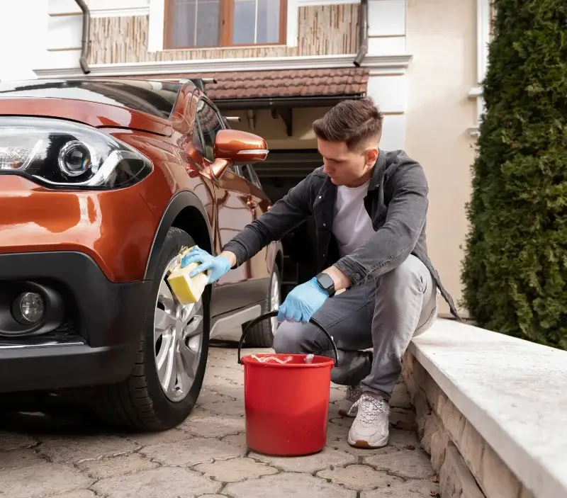 Lavage auto à domicile Saint-Gingolph : professionnel intervenant sur un véhicule